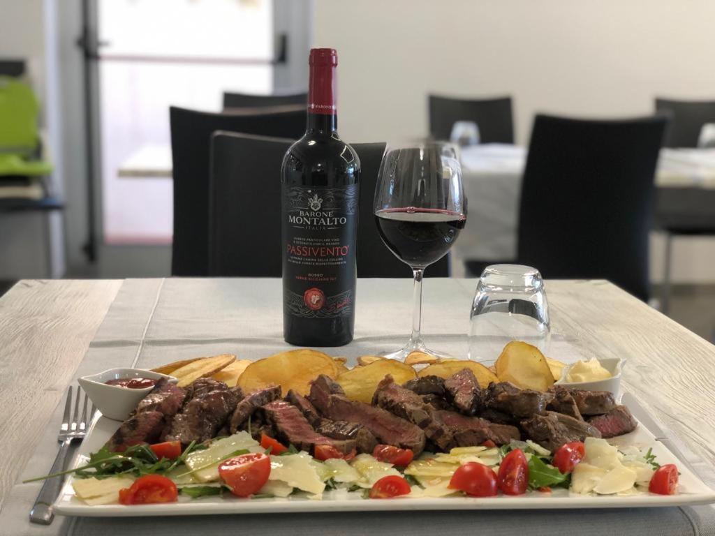 Brezza Marina & Ristorante Shoreline Bed and breakfast
